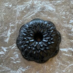 Platinum Collection Nordic Ware Chrysanthemum Bundt Pan